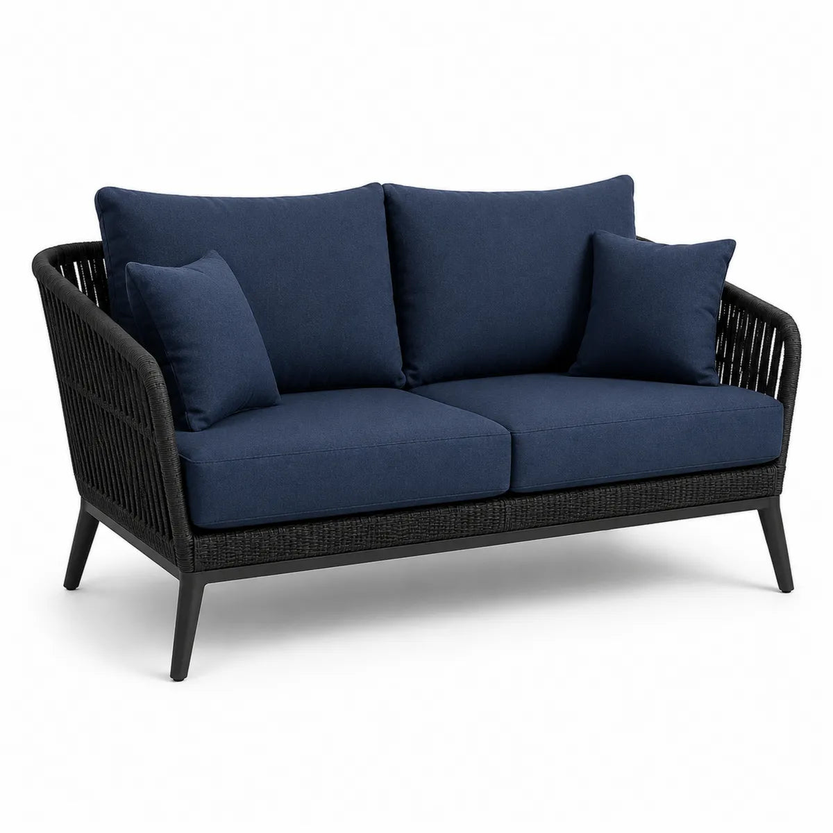 Dwuosobowa sofa ogrodowa z granatowymi poduszkami i plecionką