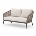 Dwuosobowa sofa aluminiowa z plecionymi bokami i beżowymi poduszkami