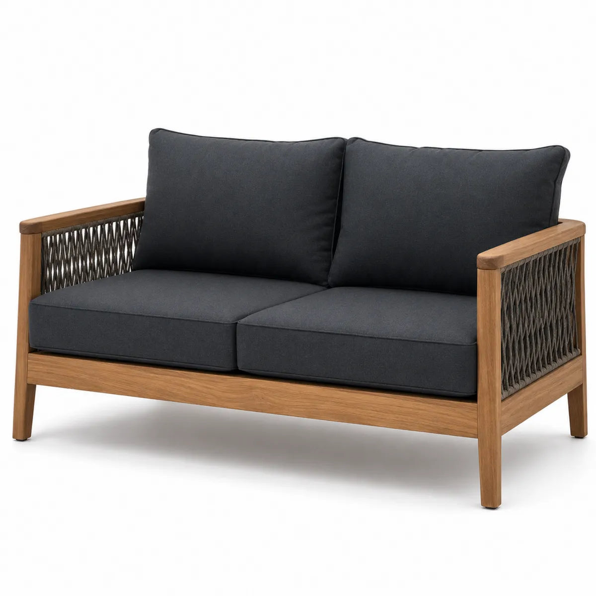 Sofa dwuosobowa z drewnianą ramą i ciemnoszarymi poduszkami